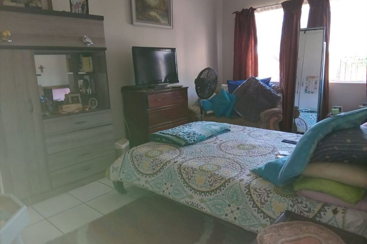 Cozy and Practical Living Space - Photo 3