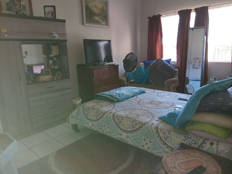 Cozy and Practical Living Space - Photo 3