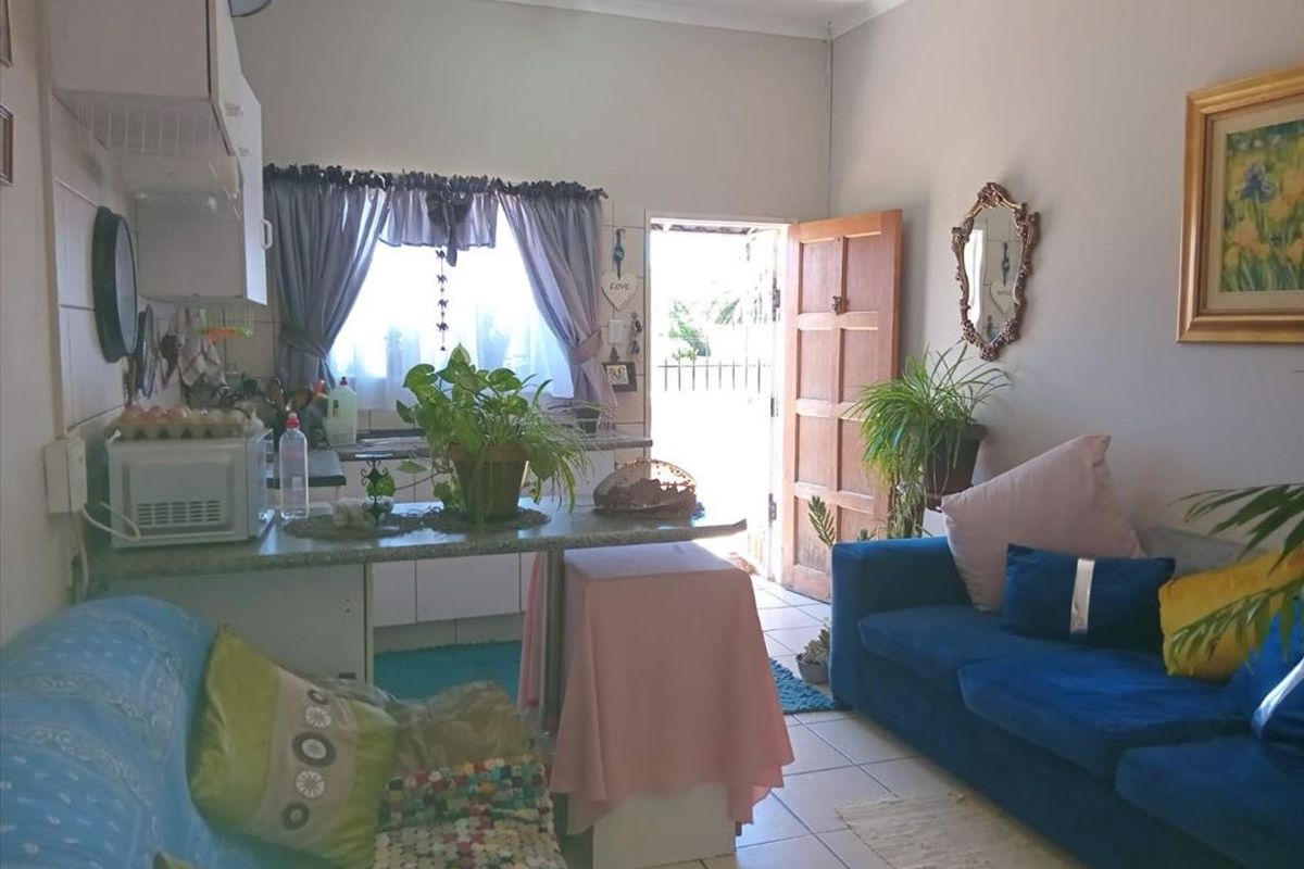 Cozy and Practical Living Space - Photo 2