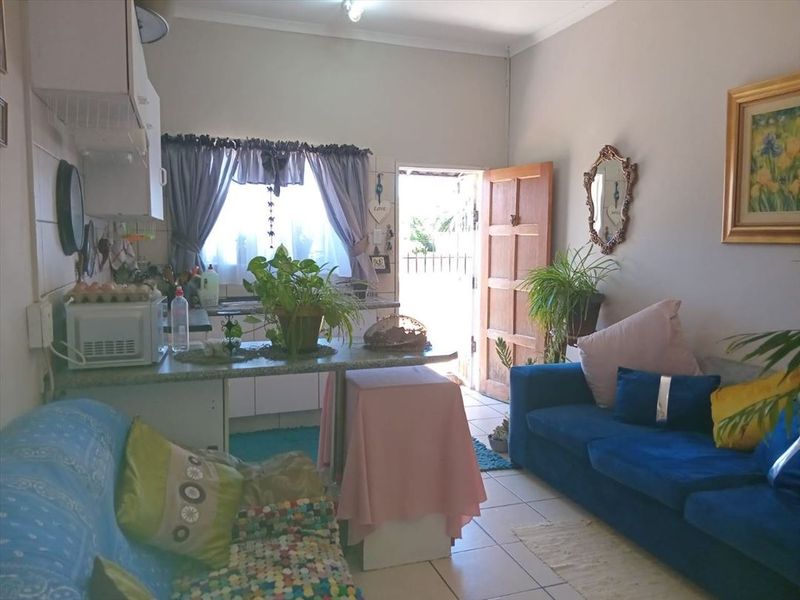 Cozy and Practical Living Space - Photo 2