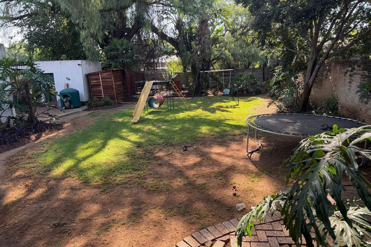 Spacious Family Home with Bachelor Flat & Solar Power - Photo 4