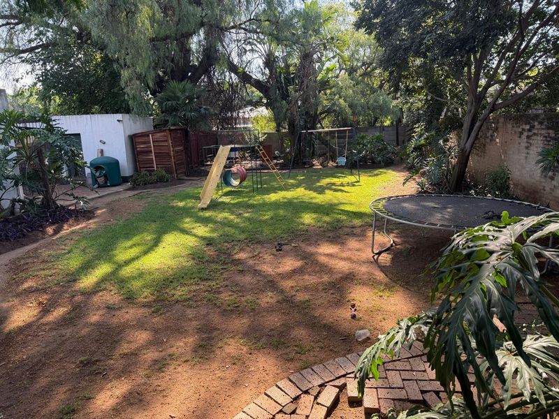 Spacious Family Home with Bachelor Flat & Solar Power - Photo 6