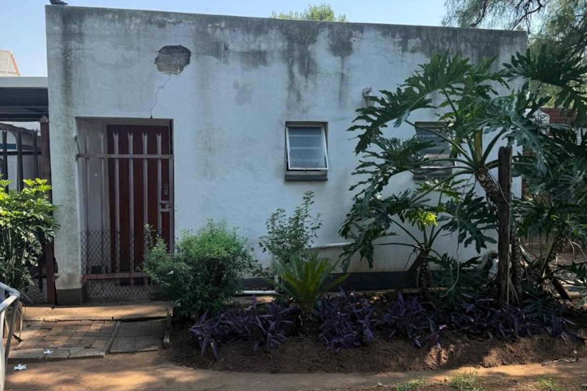 Spacious Family Home with Bachelor Flat & Solar Power - Photo 3