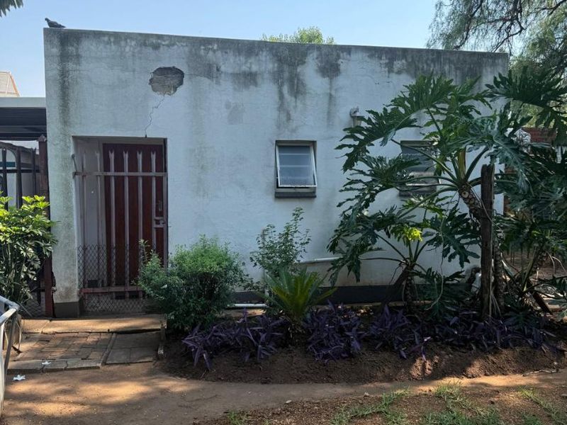 Spacious Family Home with Bachelor Flat & Solar Power - Photo 3