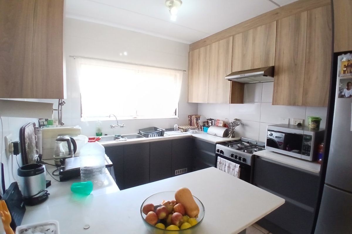 Spacious 2 Bed 1 Bath Apartment - Photo 2