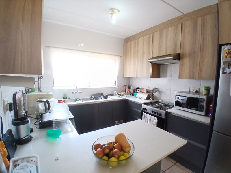 Spacious 2 Bed 1 Bath Apartment - Photo 2