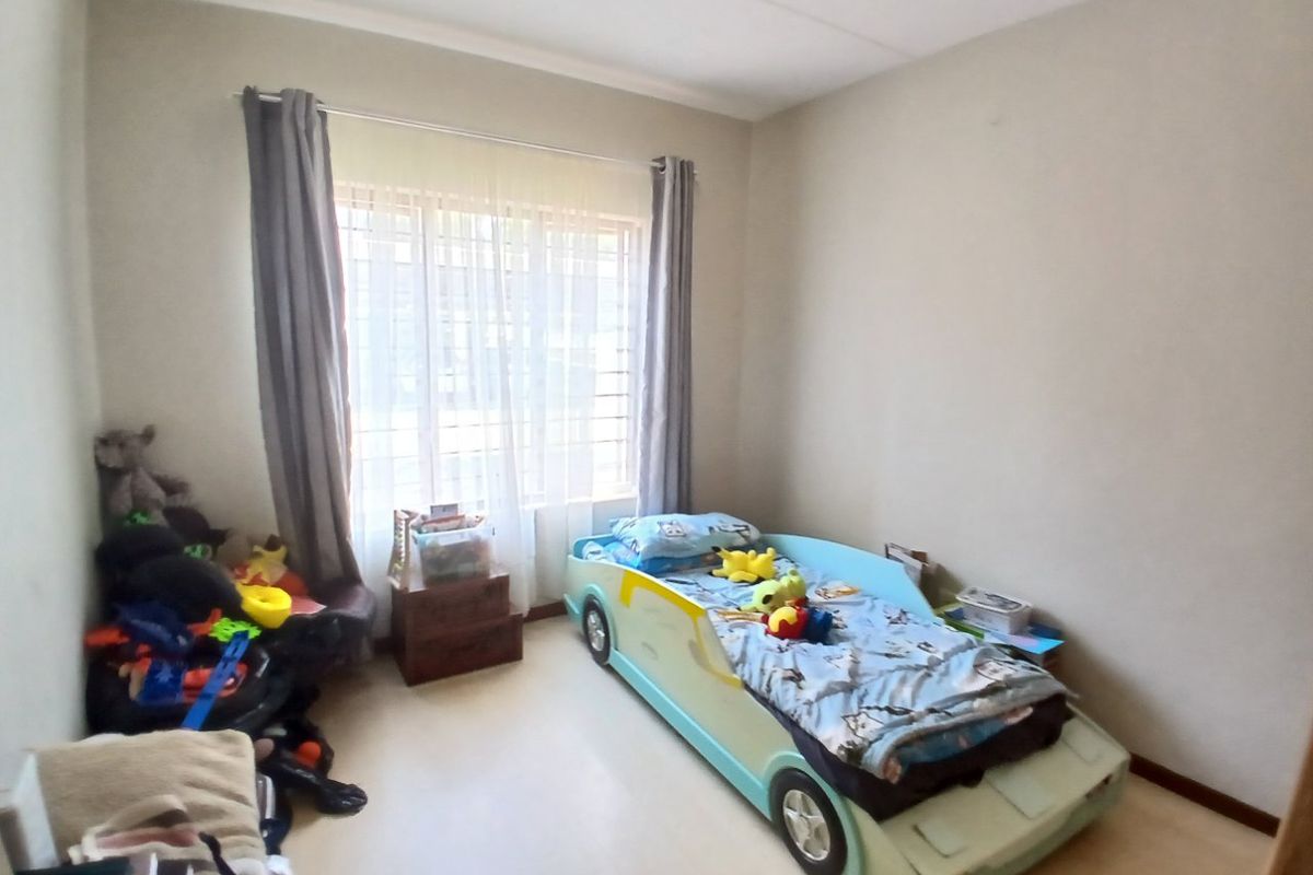 Spacious 2 Bed 1 Bath Apartment - Photo 4