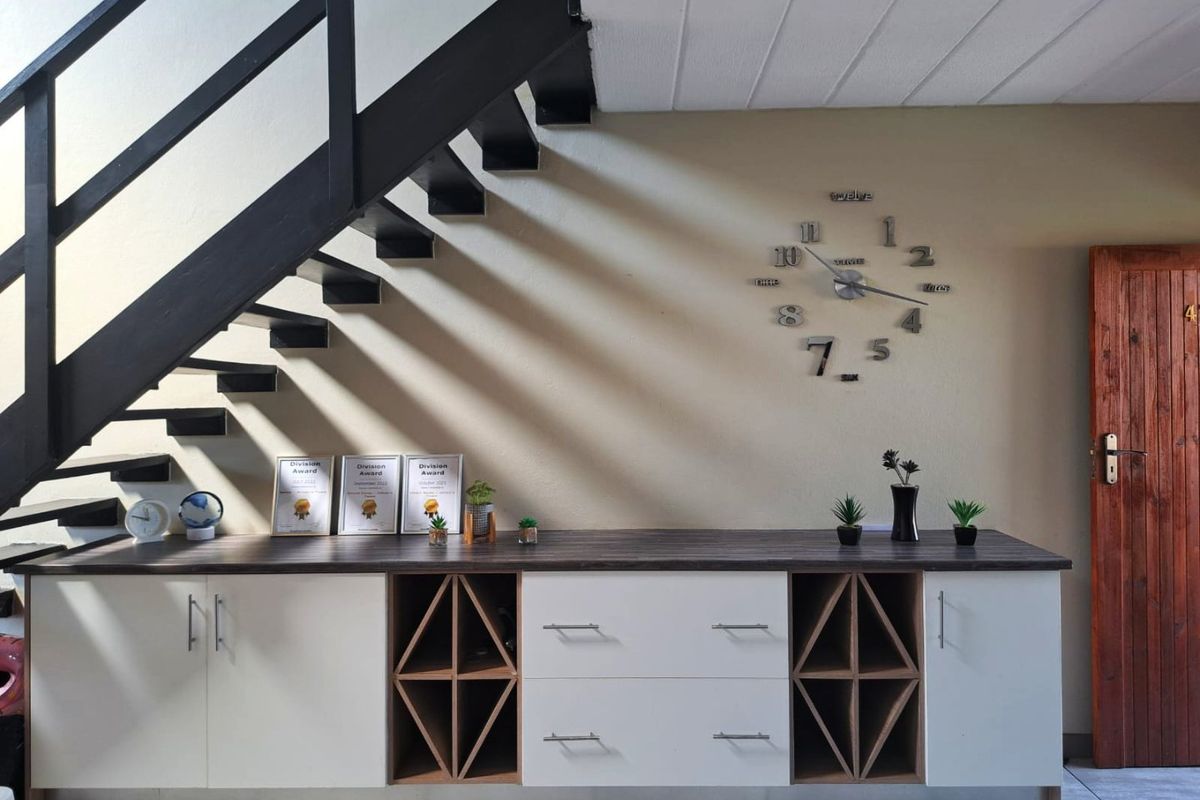 2-Bedroom Loft Apartment with Expansive Patio Enclosed Living - Photo 3