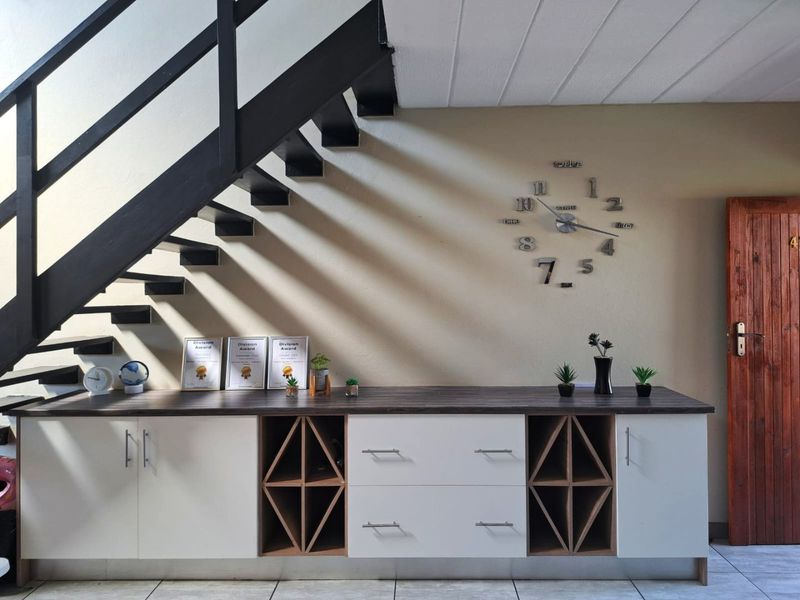 2-Bedroom Loft Apartment with Expansive Patio Enclosed Living - Photo 3