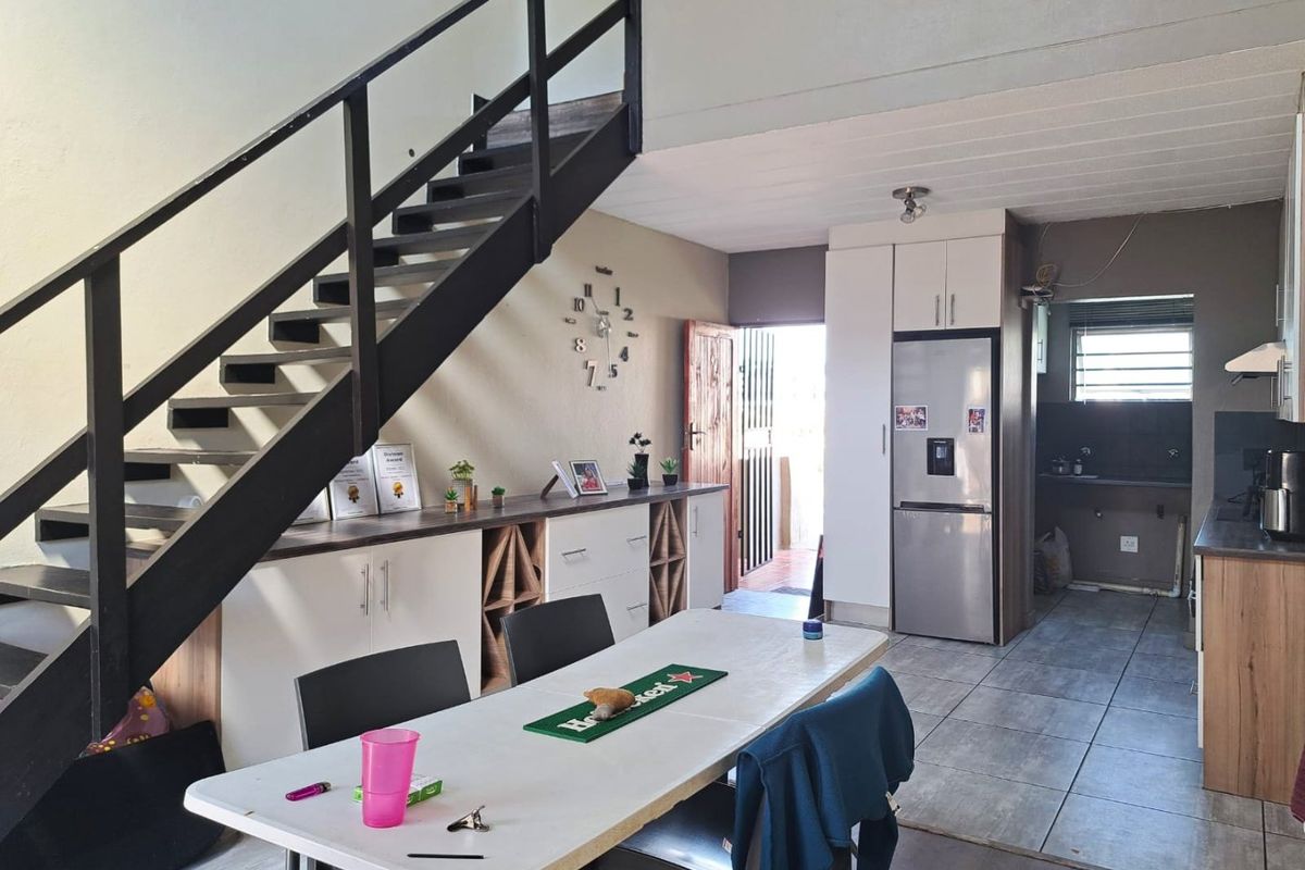 2-Bedroom Loft Apartment with Expansive Patio Enclosed Living - Photo 2