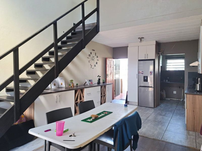 2-Bedroom Loft Apartment with Expansive Patio Enclosed Living - Photo 2