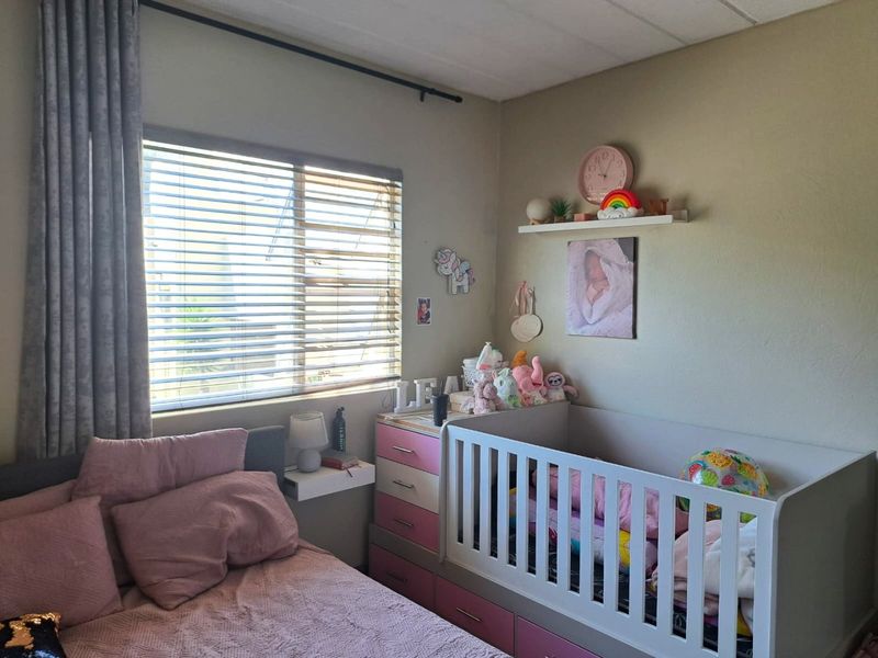 2-Bedroom Loft Apartment with Expansive Patio Enclosed Living - Photo 10