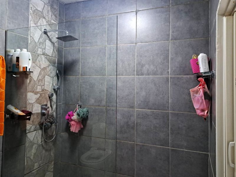 2-Bedroom Loft Apartment with Expansive Patio Enclosed Living - Photo 9