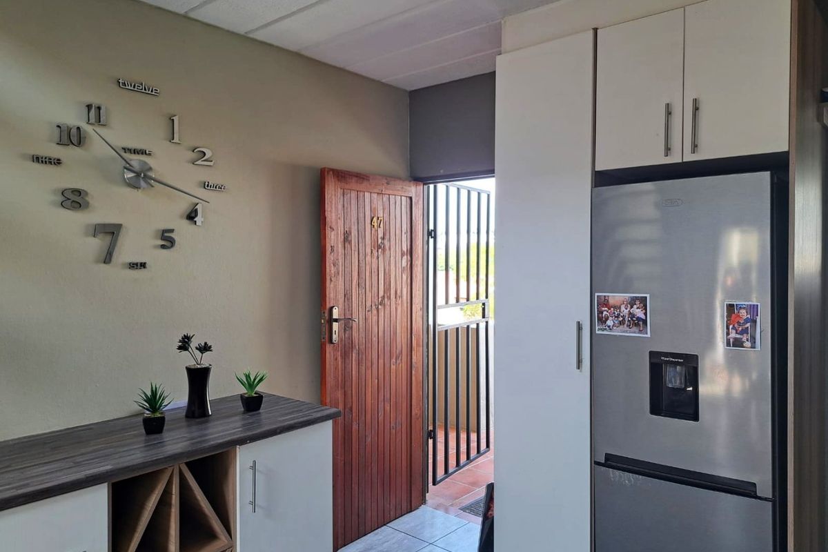 2-Bedroom Loft Apartment with Expansive Patio Enclosed Living - Photo 4