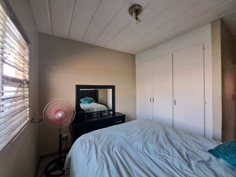 2-Bedroom Loft Apartment with Expansive Patio Enclosed Living - Photo 8