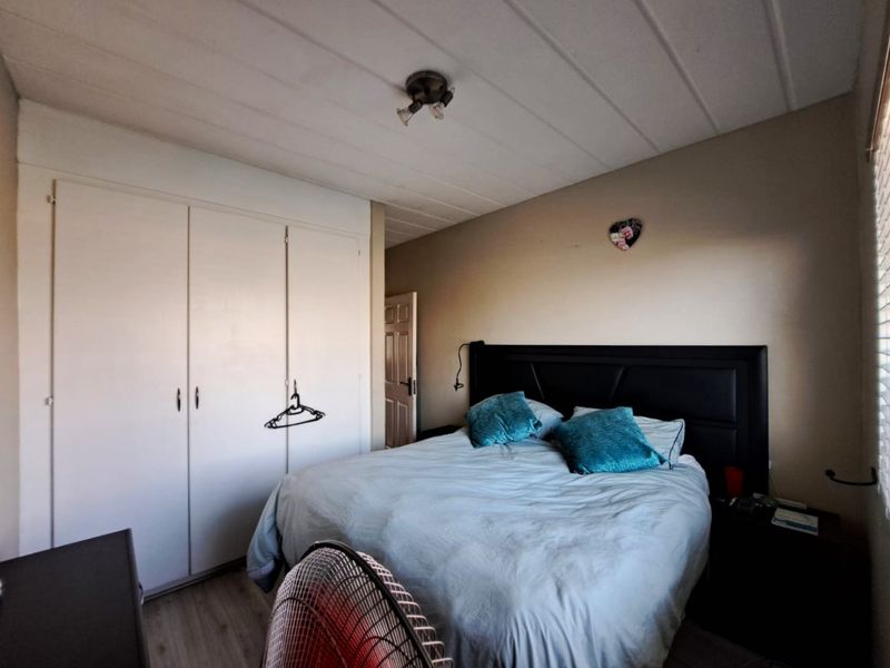 2-Bedroom Loft Apartment with Expansive Patio Enclosed Living - Photo 7