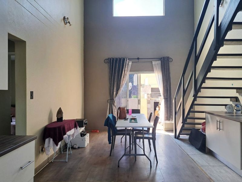 2-Bedroom Loft Apartment with Expansive Patio Enclosed Living - Photo 6