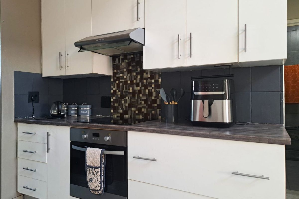 2-Bedroom Loft Apartment with Expansive Patio Enclosed Living - Photo 5