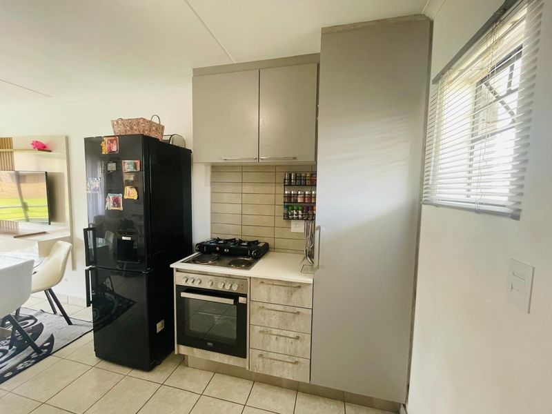 Modern 2-Bedroom First Floor Apartment | Crescent Glades Estate - Photo 4