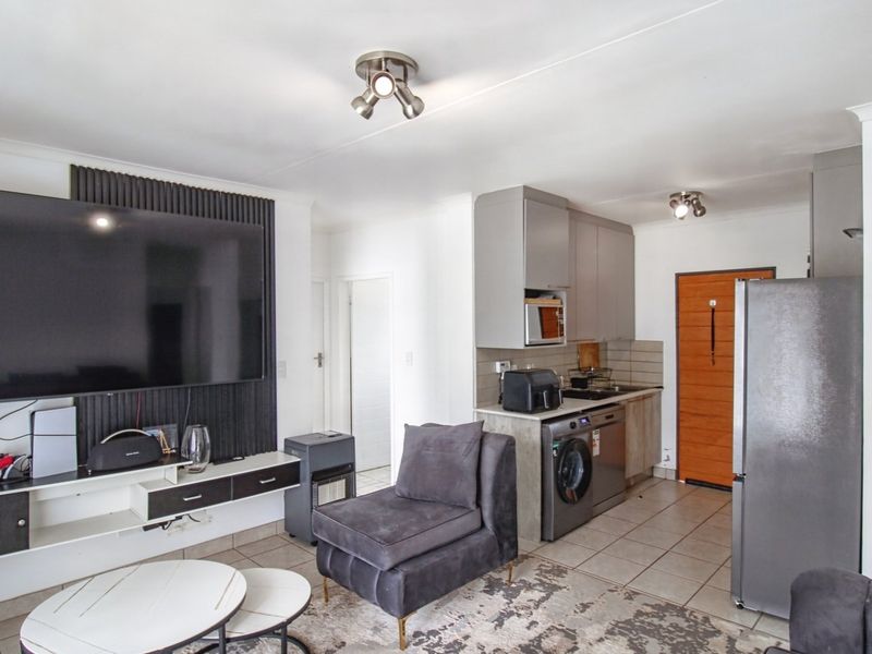 Contemporary 4-Bedroom Ground Floor Living in Prelude, Crescent Glades - Photo 8