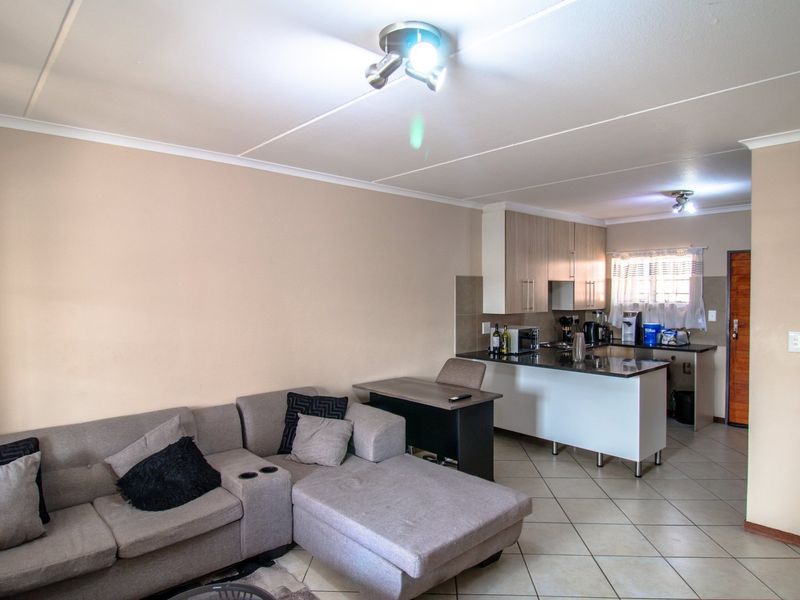 Modern 2-Bedroom Apartment in Crescent Glades Estate - Photo 6