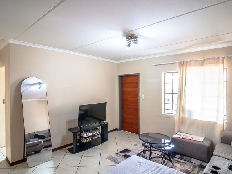Modern 2-Bedroom Apartment in Crescent Glades Estate - Photo 8