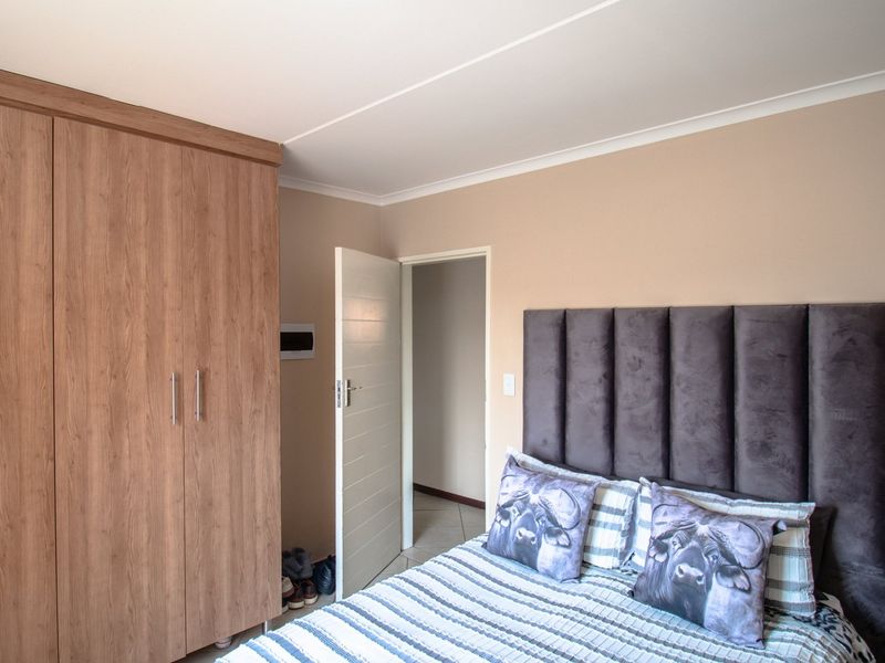 Modern 2-Bedroom Apartment in Crescent Glades Estate - Photo 9