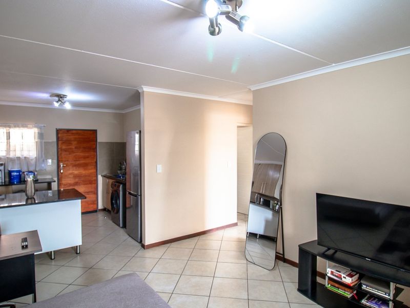 Modern 2-Bedroom Apartment in Crescent Glades Estate - Photo 5