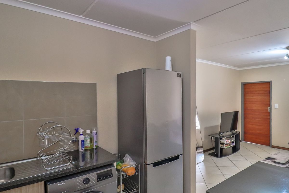 Modern 2-Bedroom Apartment in Crescent Glades Estate - Photo 3