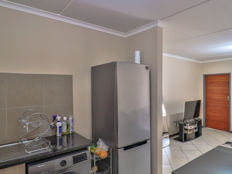 Modern 2-Bedroom Apartment in Crescent Glades Estate - Photo 3