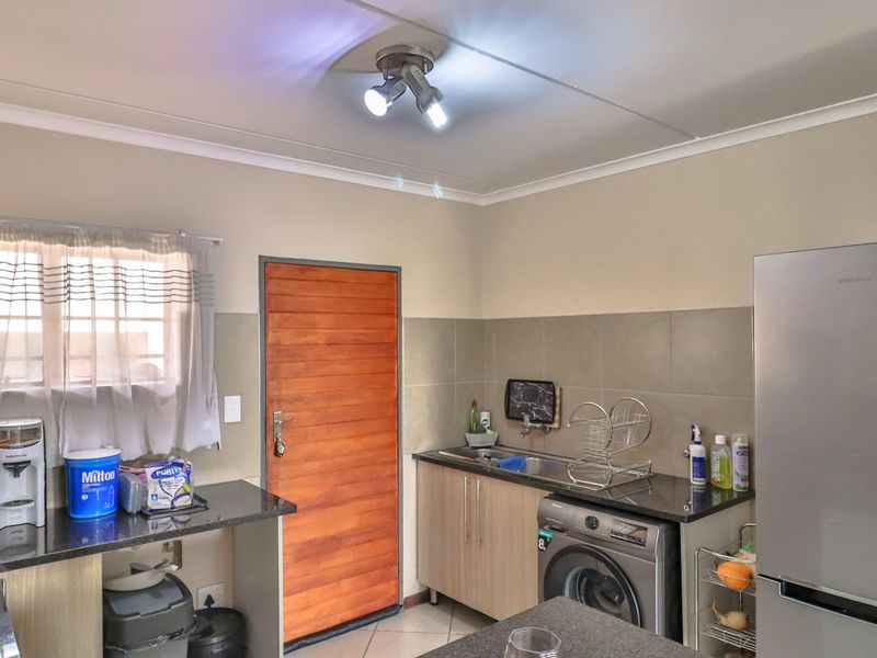 Modern 2-Bedroom Apartment in Crescent Glades Estate - Photo 2