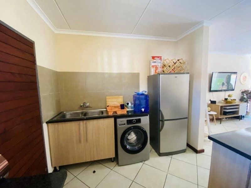 Modern 2-Bedroom First Floor Apartment for Sale Midrand - Photo 4