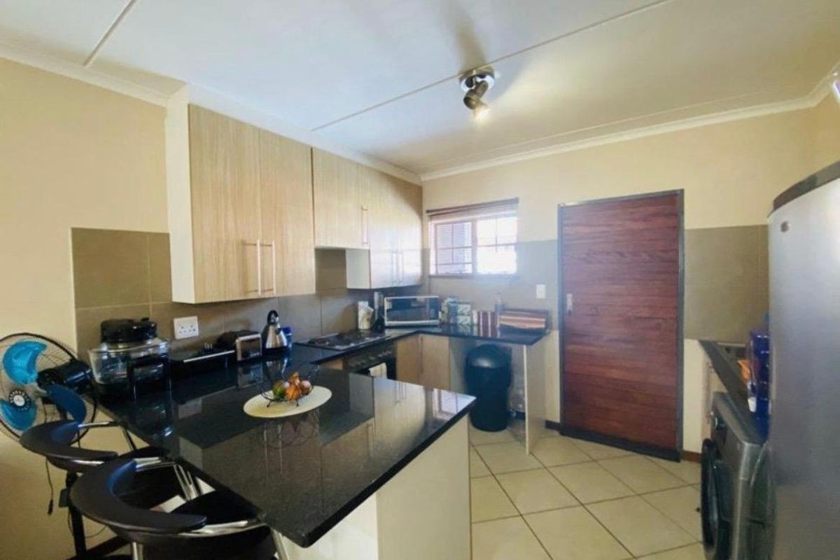Modern 2-Bedroom First Floor Apartment for Sale Midrand - Photo 3