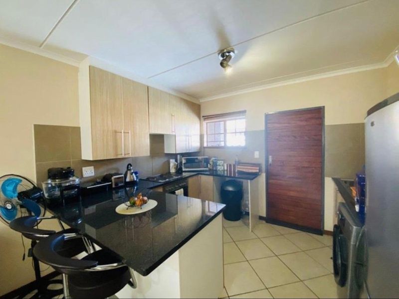 Modern 2-Bedroom First Floor Apartment for Sale Midrand - Photo 3