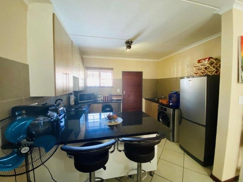 Modern 2-Bedroom First Floor Apartment for Sale Midrand - Photo 5
