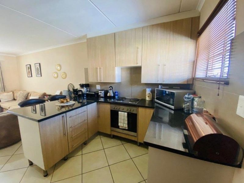 Modern 2-Bedroom First Floor Apartment for Sale Midrand - Photo 2
