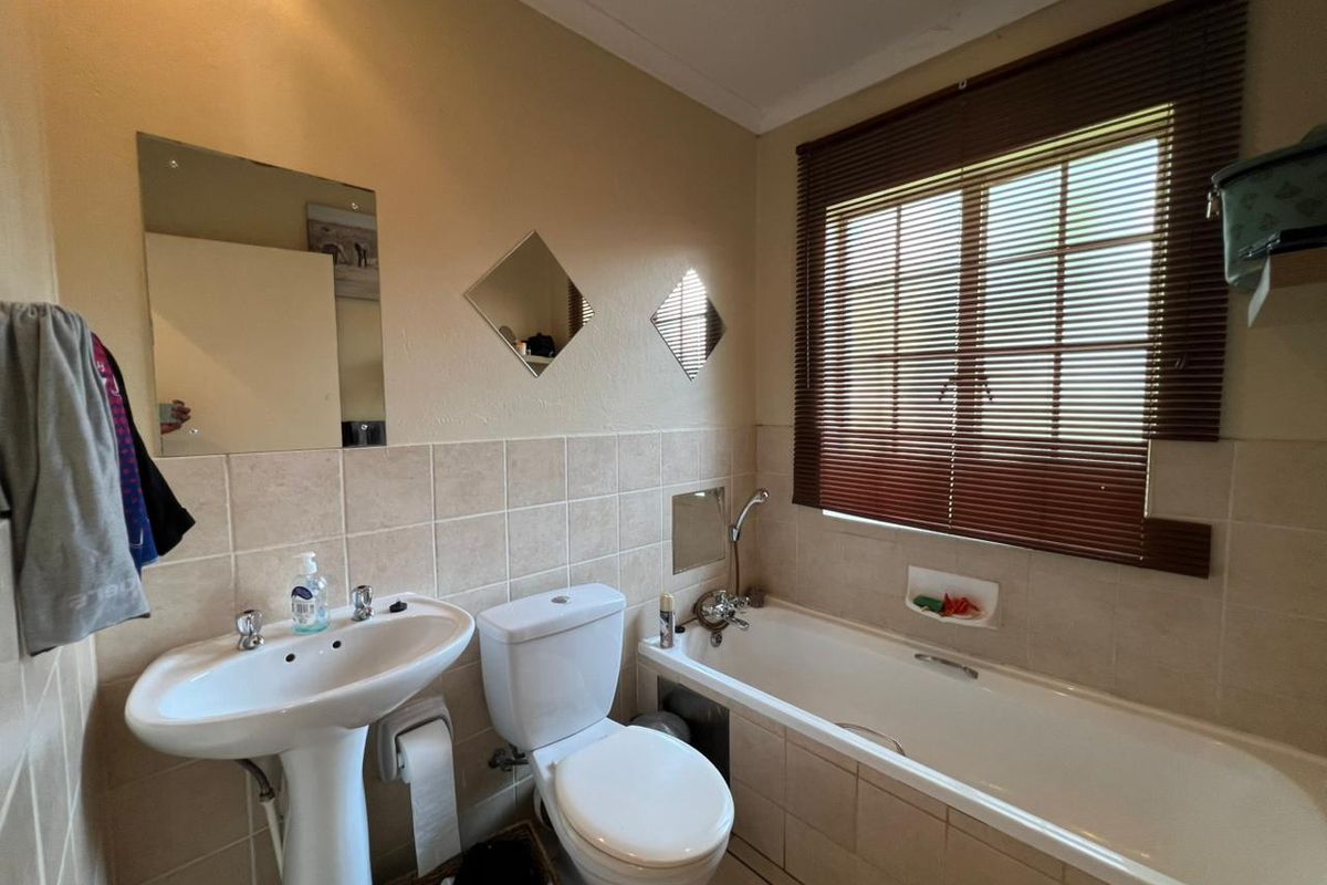 Beautiful 2-Bedroom, 2-Bathroom Townhouse for Sale in Amandasig, Akasia - Photo 5