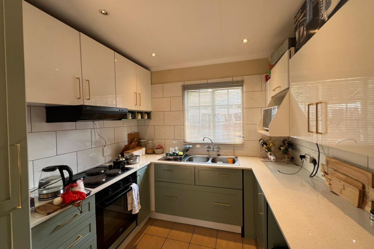 Beautiful 2-Bedroom, 2-Bathroom Townhouse for Sale in Amandasig, Akasia - Photo 2