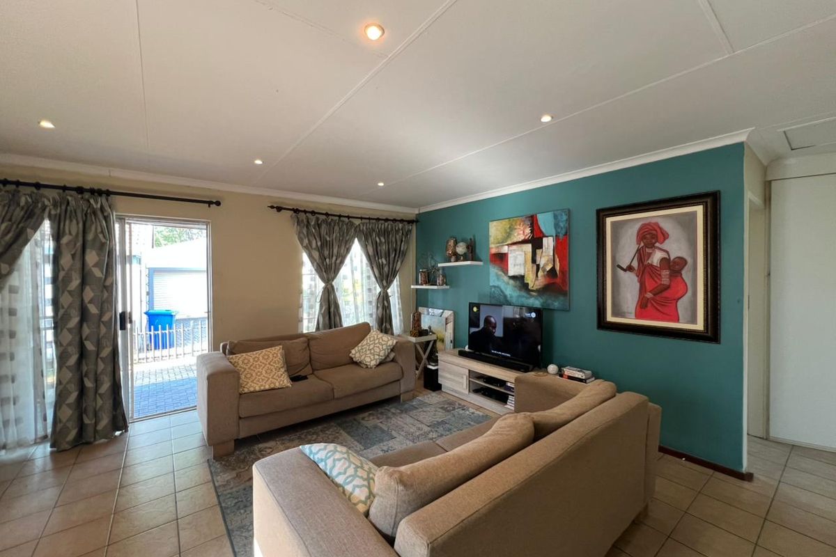 Beautiful 2-Bedroom, 2-Bathroom Townhouse for Sale in Amandasig, Akasia - Photo 3