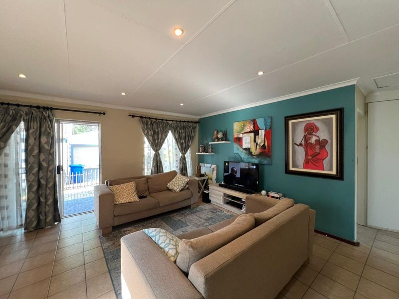 Beautiful 2-Bedroom, 2-Bathroom Townhouse for Sale in Amandasig, Akasia - Photo 3