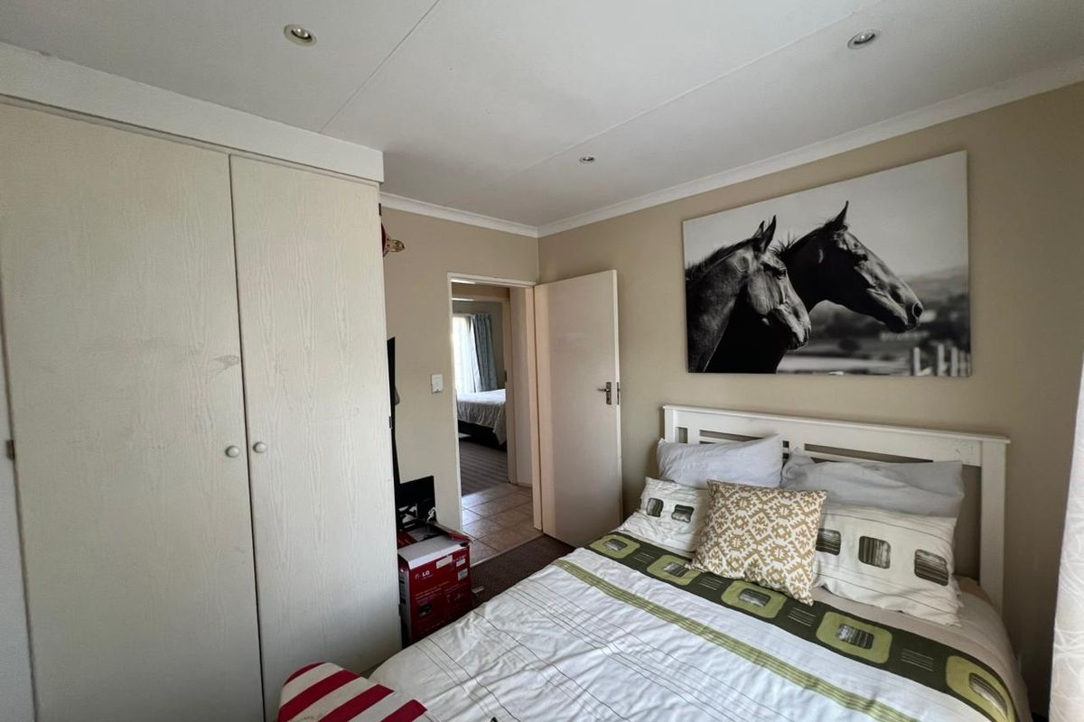 Beautiful 2-Bedroom, 2-Bathroom Townhouse for Sale in Amandasig, Akasia - Photo 4