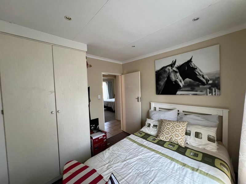 Beautiful 2-Bedroom, 2-Bathroom Townhouse for Sale in Amandasig, Akasia - Photo 4