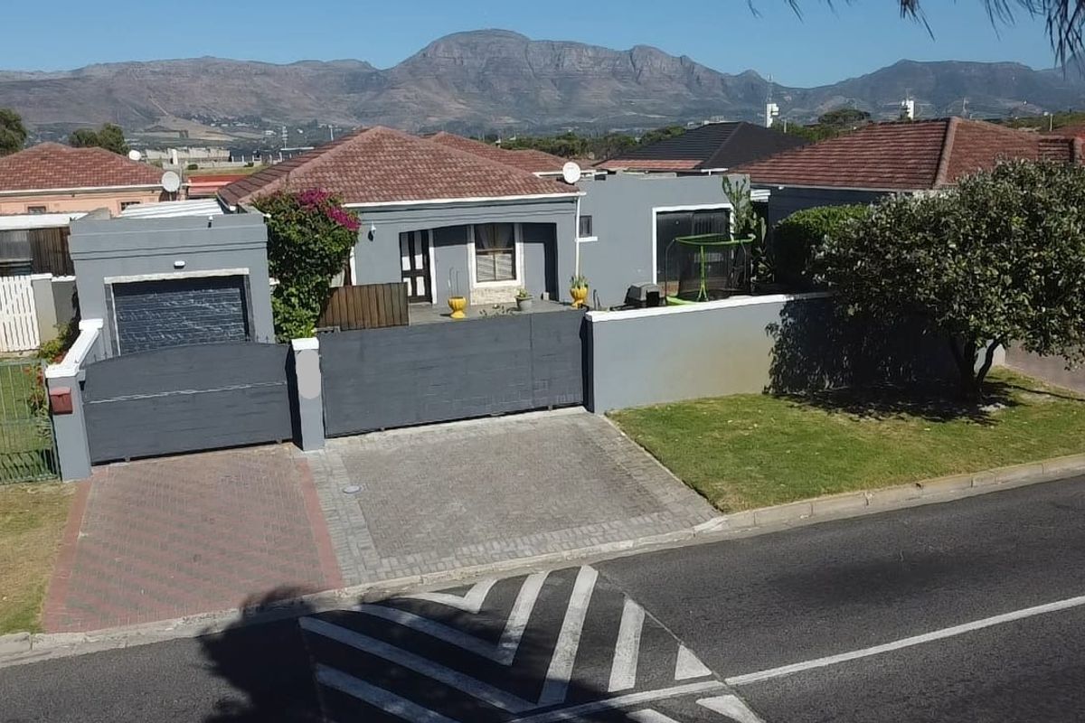 Prime 3-Bedroom Home in Prestigious Allenby Drive - Photo 3