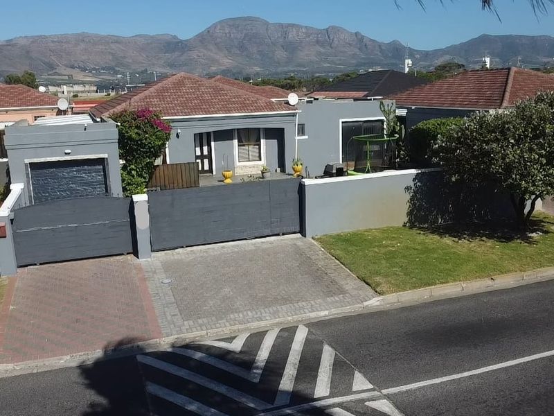 Prime 3-Bedroom Home in Prestigious Allenby Drive - Photo 3