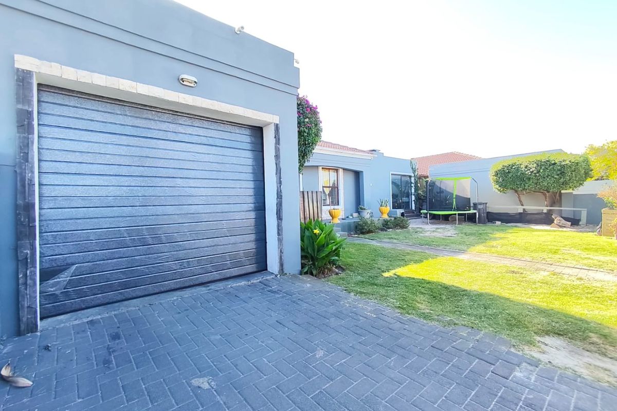 Prime 3-Bedroom Home in Prestigious Allenby Drive - Photo 2