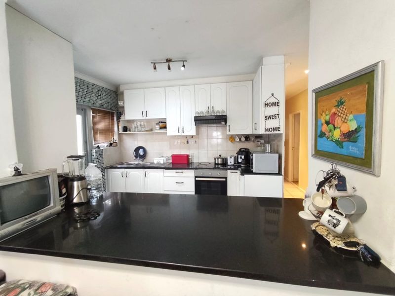 Prime 3-Bedroom Home in Prestigious Allenby Drive - Photo 8