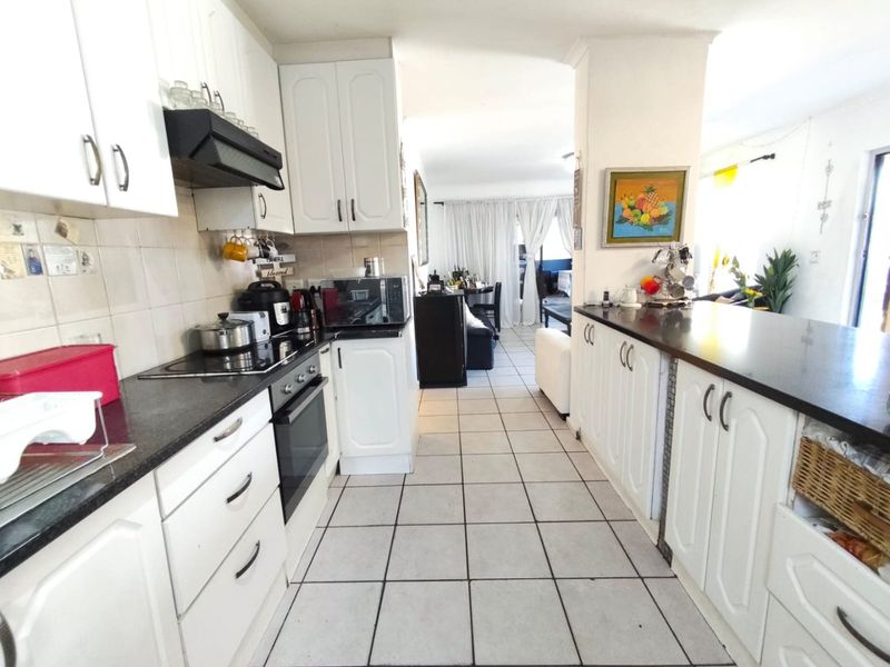 Prime 3-Bedroom Home in Prestigious Allenby Drive - Photo 7