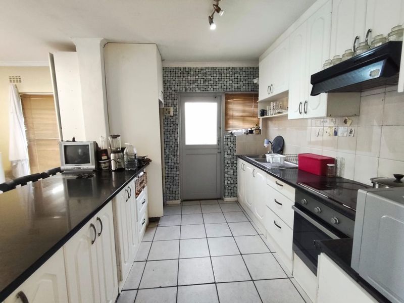 Prime 3-Bedroom Home in Prestigious Allenby Drive - Photo 6