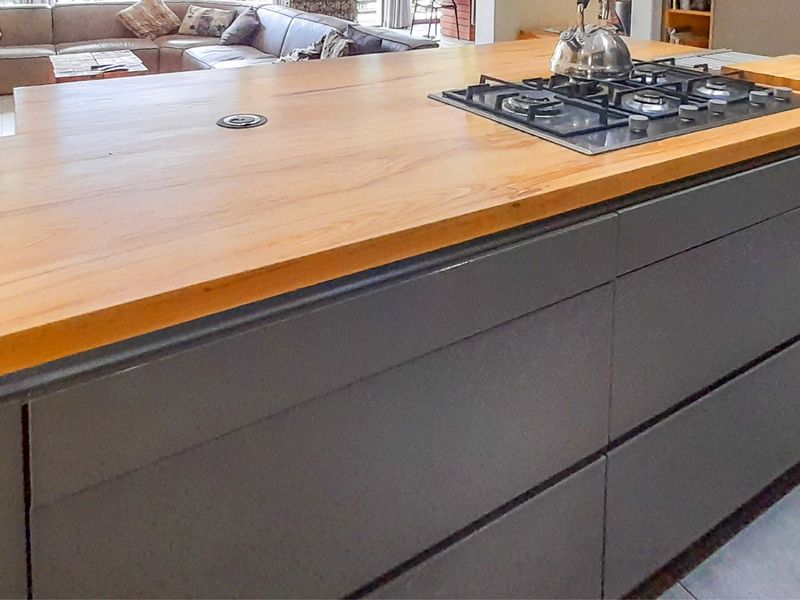 Luxurious Executive Residence Where Sunsets, Feature Walls, Special Lighting and Entertainment Spaces Steal the Spotlight in Gonubie. - Photo 10