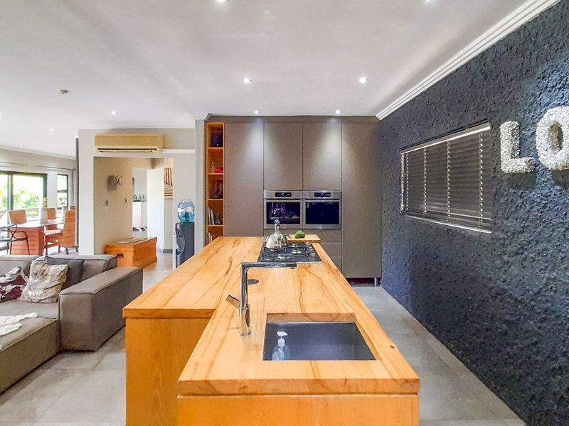 Luxurious Executive Residence Where Sunsets, Feature Walls, Special Lighting and Entertainment Spaces Steal the Spotlight in Gonubie. - Photo 9